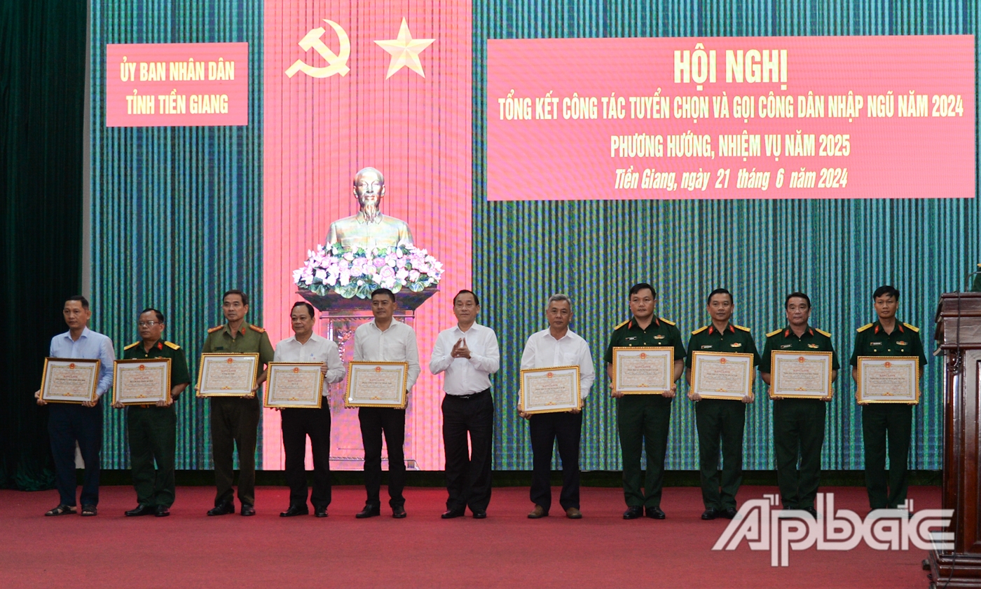 Đồng chí Nguyễn Văn Vĩnh trao Bằng khen cho các tập thể có thành tích trong công tác tuyển chọn và gọi công dân nhập ngũ năm 2024.