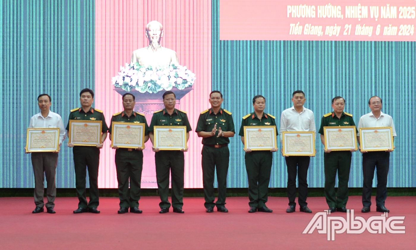  Đại tá Phạm Văn Thanh, Ủy viên Ban Thường vụ Tỉnh ủy, Chỉ huy trưởng Bộ CHQS tỉnh Tiền Giang trao Bằng khen cho các cá nhân.