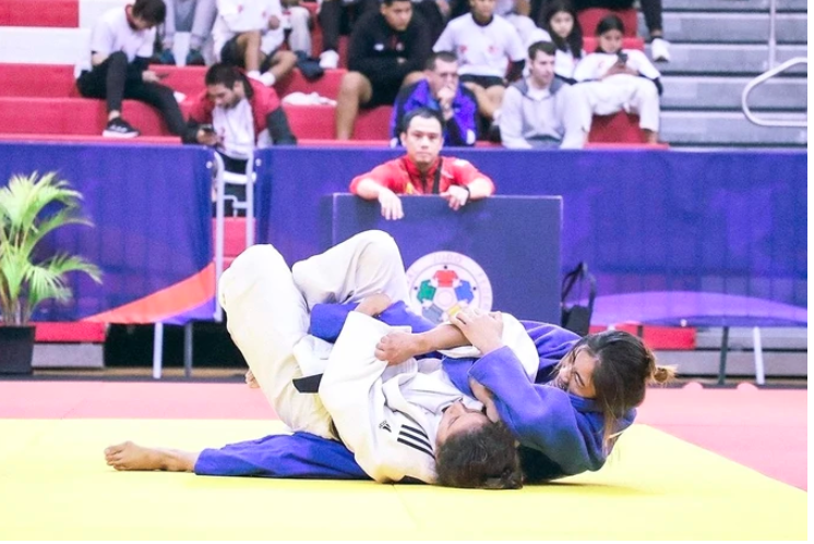 Hoàng Thị Tình (xanh) đã là người giành suất chính thức cuối cùng dự Olympic 2024 cho thể thao Việt Nam. Ảnh: PERUJUDO