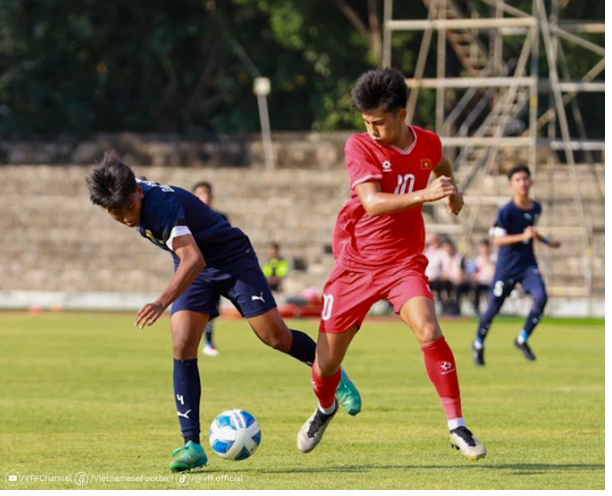 U16 Việt Nam (áo đỏ) thắng dễ 15-0 trước Brunei ở trận ra quân.