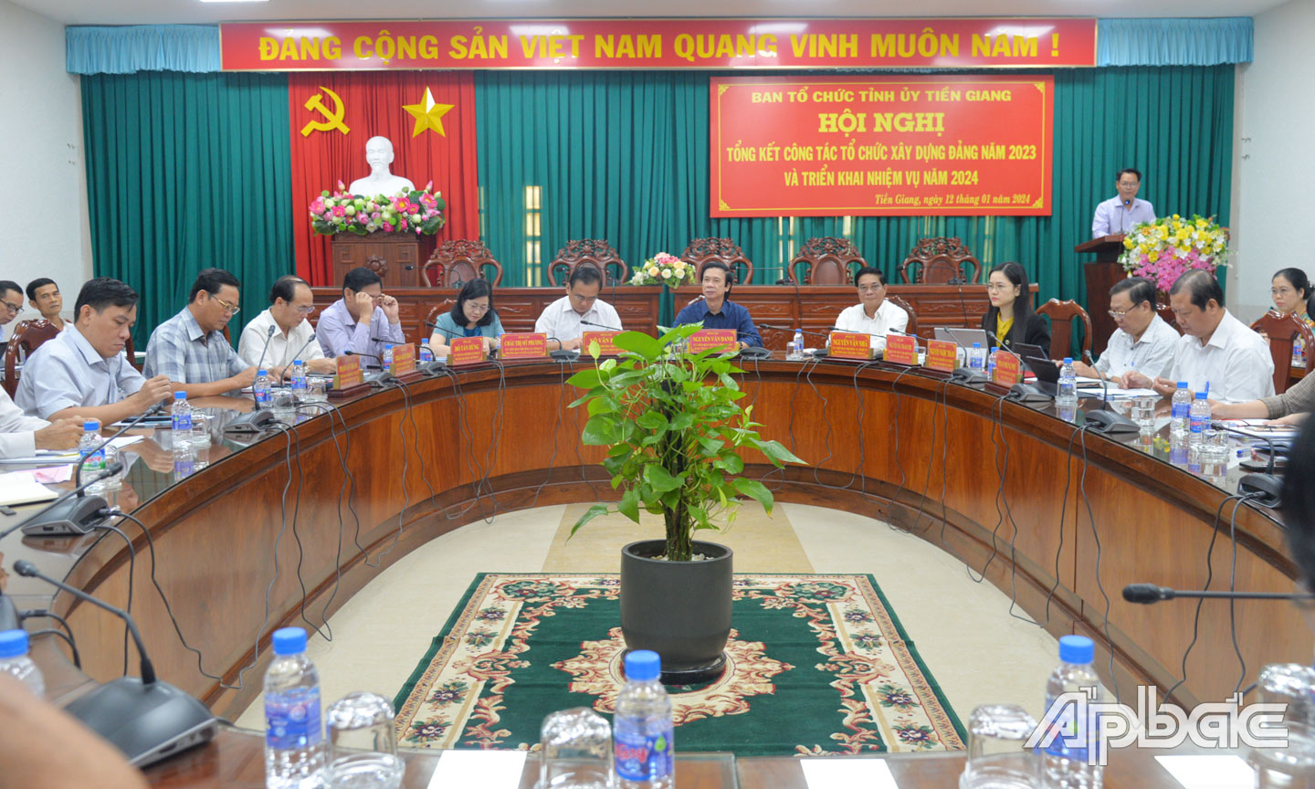 Ban Tổ chức Tỉnh ủy tổ chức tổng kết công tác tổ chức xây dựng Đảng năm 2023 và trao Giấy khen cho Ban Tổ chức cấp ủy cơ sở có thành tích trong năm 2023).
