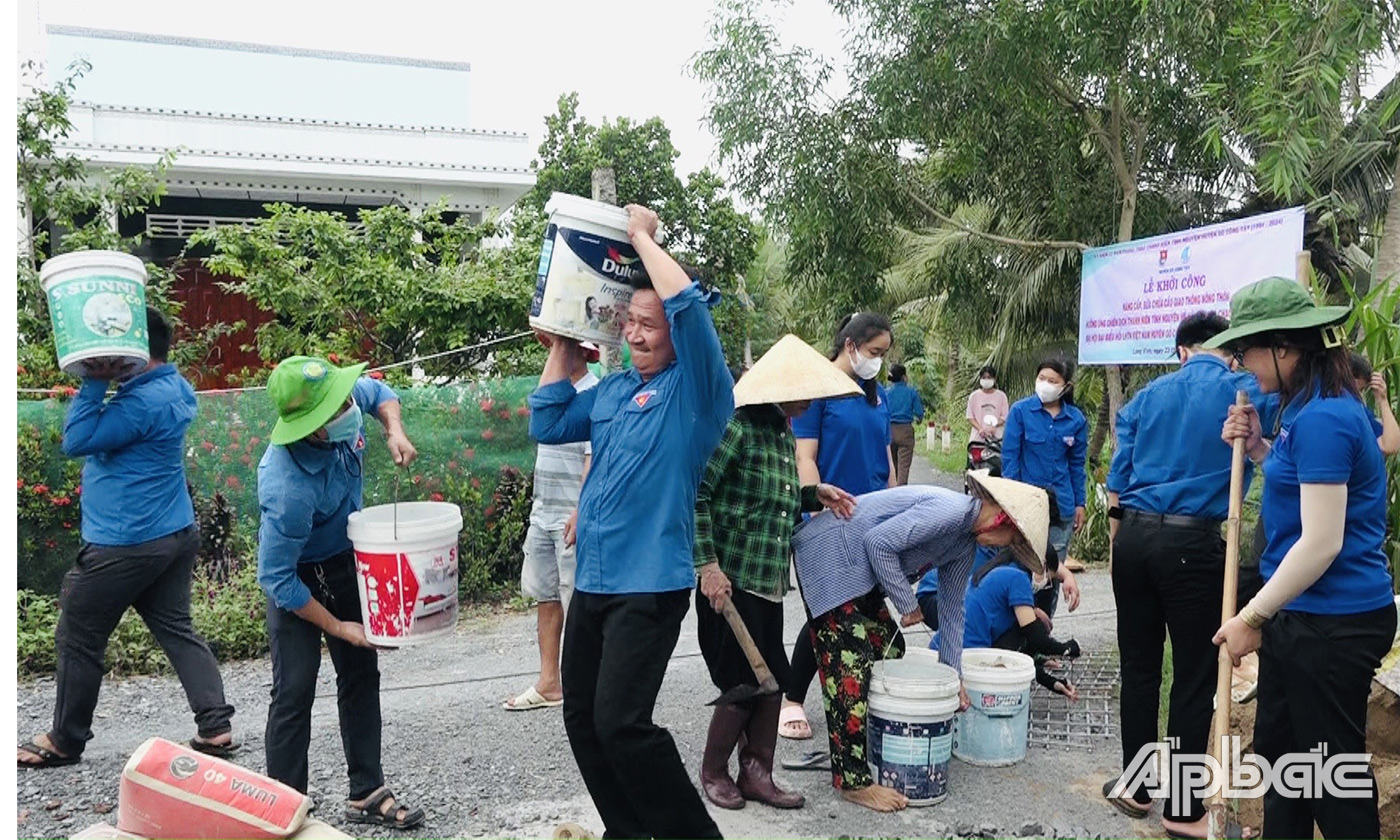 đoàn viên, thanh niên, học sinhsửa chữa cầu giao thông nông thôn 