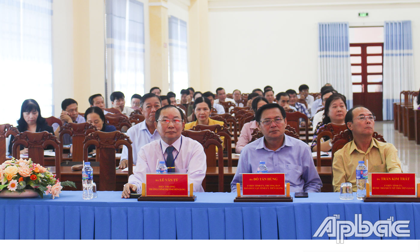 Các đại biểu tham dự buổi lễ.