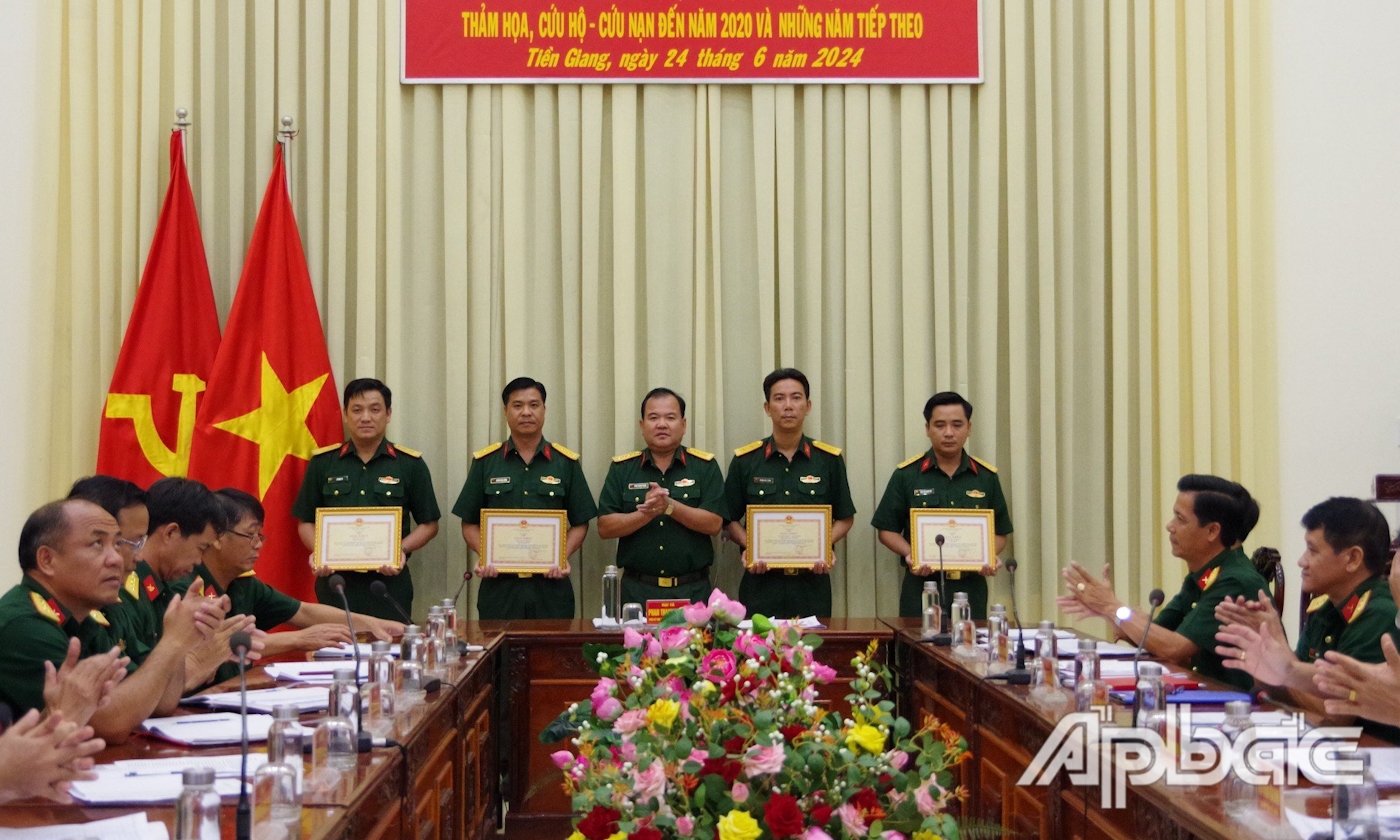 Đại tá Phan Thanh Phong, Sư đoàn trưởng khen thưởng cho 4 tập thể có thành tích xuất sắc.