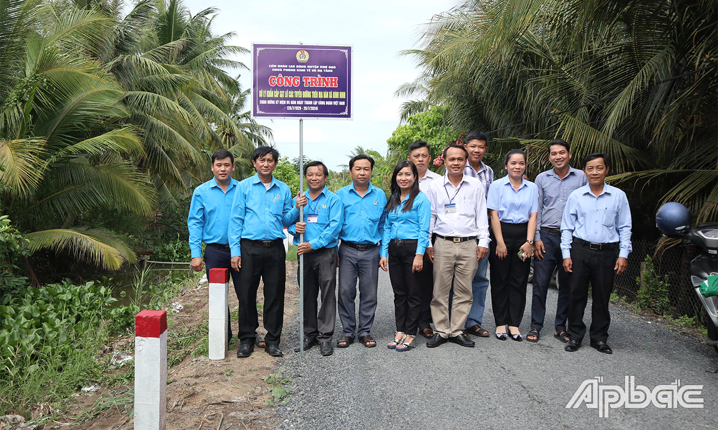 Gắn biển công trinh cấp tỉnh chào mừng 95 năm ngày thành lập Công đoàn Việt Nam.