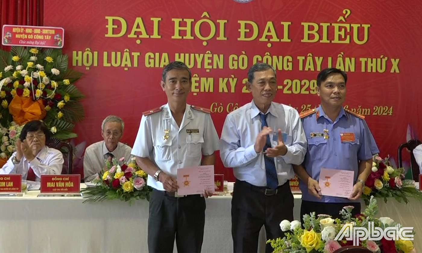 Trao Kỷ niệm chương cho các cá nhân