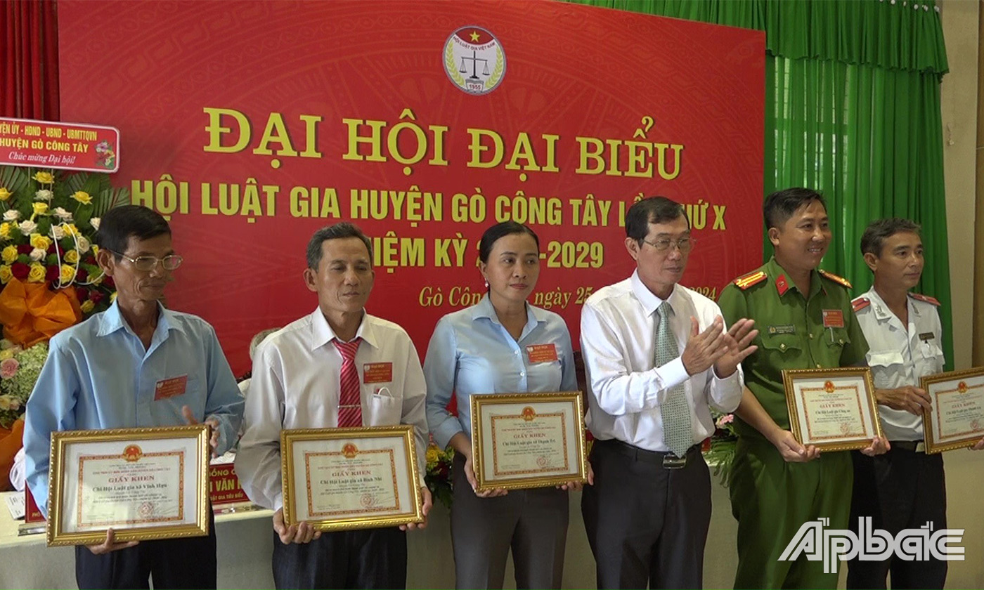 Lãnh đạo UBND huyện khen thưởng các cá nhân, tập thể 
