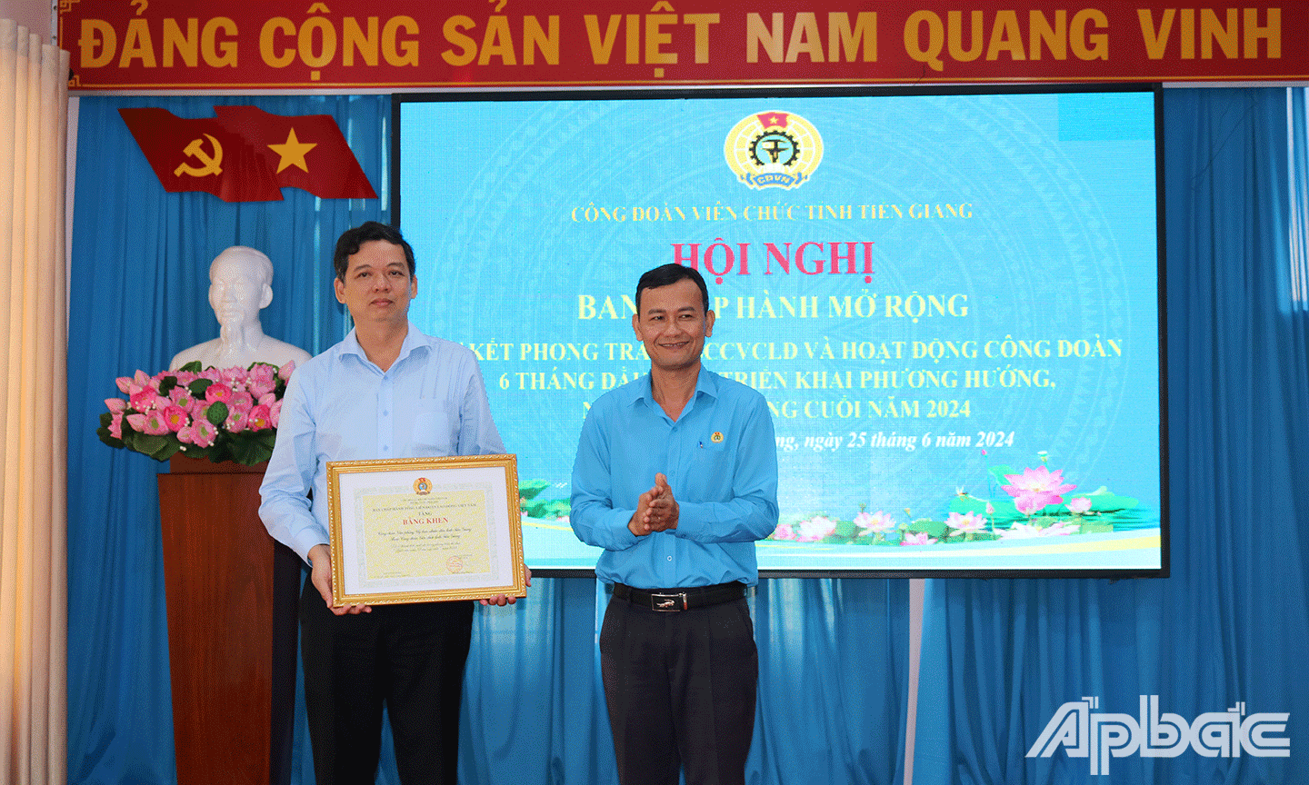 Phó Chủ tịch thường trực Liên đoàn Lao động tỉnh Tiền Giang Hoàng Khắc Tinh trao Bằng khen của Tổng 