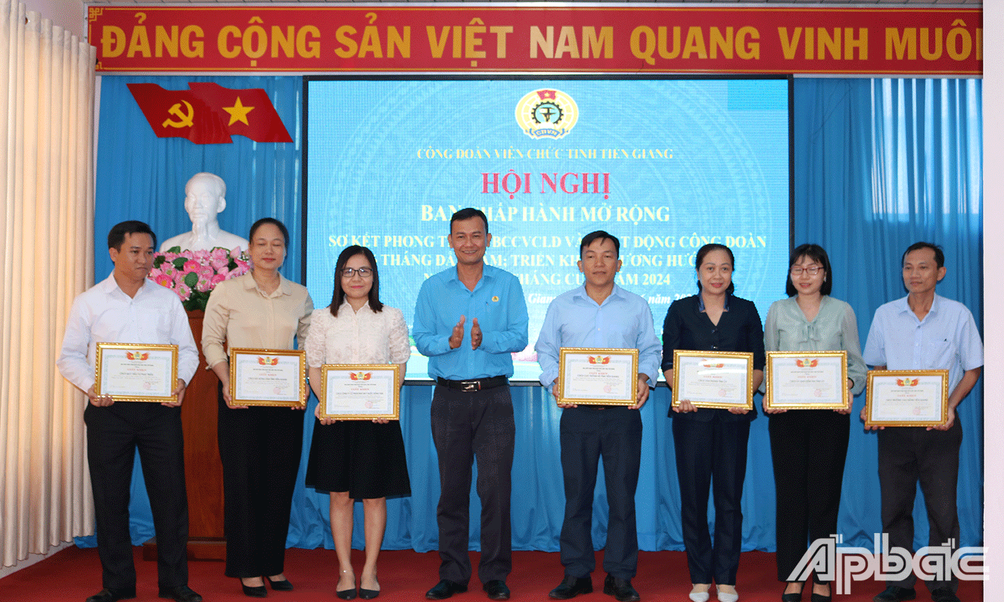 khen thưởng 6 CĐCS đã có thành tích trong tổ chức và tham gia các hoạt động hưởng ứng “Tháng Công nhân, Tháng An toàn vệ sinh lao động” năm 2024.