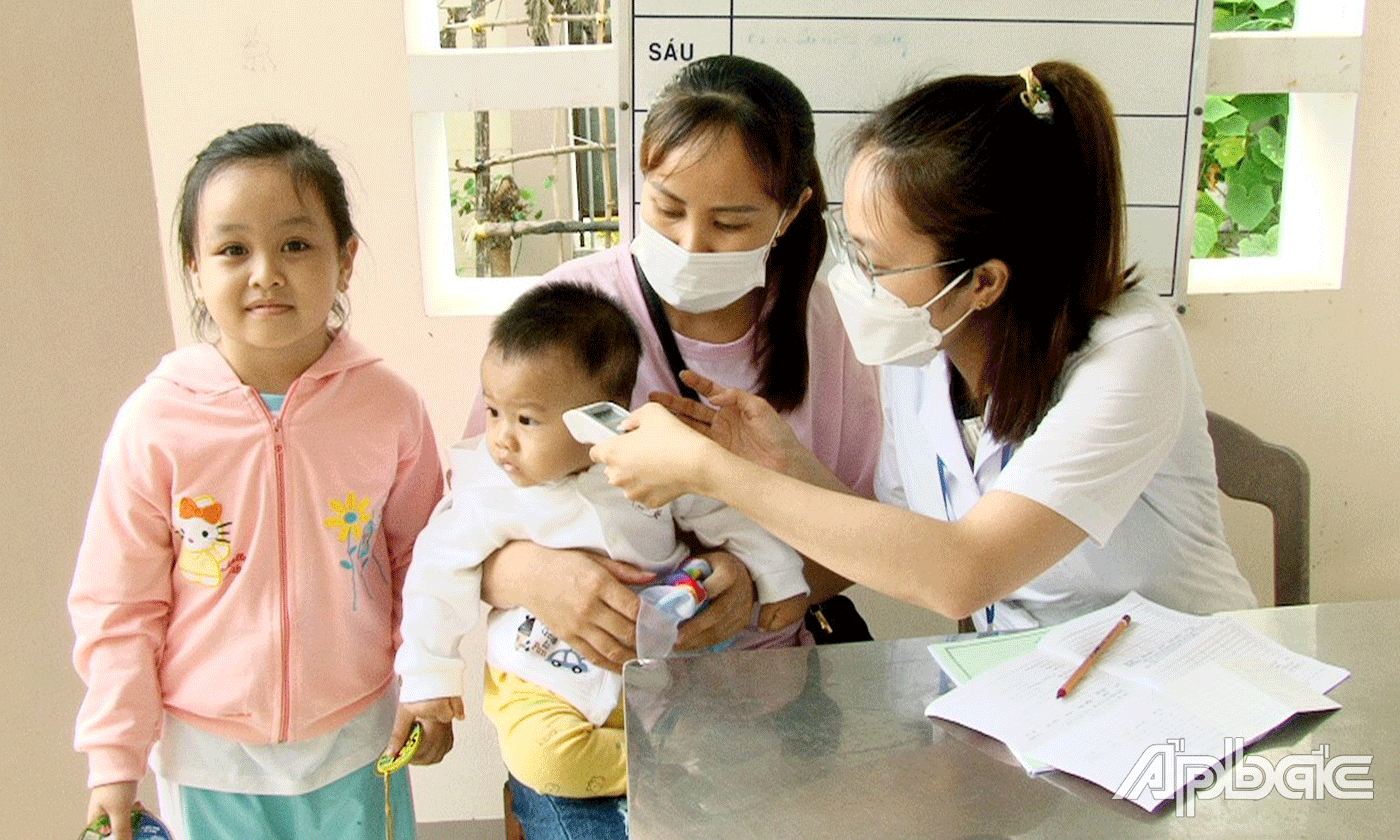 Tiếp nhận trẻ đến tiêm chủng.