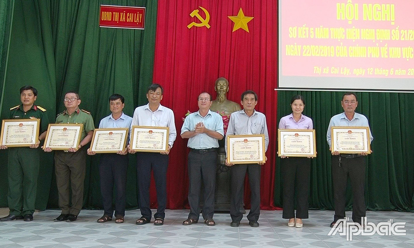 Đồng chí Trần Văn Thức, Chủ tịch UBND TX. Cai Lậy trao Giấy khen cho các tập thể đạt thành tích 5 năm thực hiện Nghị định 21 của Chính phủ về KVPT. 	                                                                             Ảnh: MAI PHƯƠNG