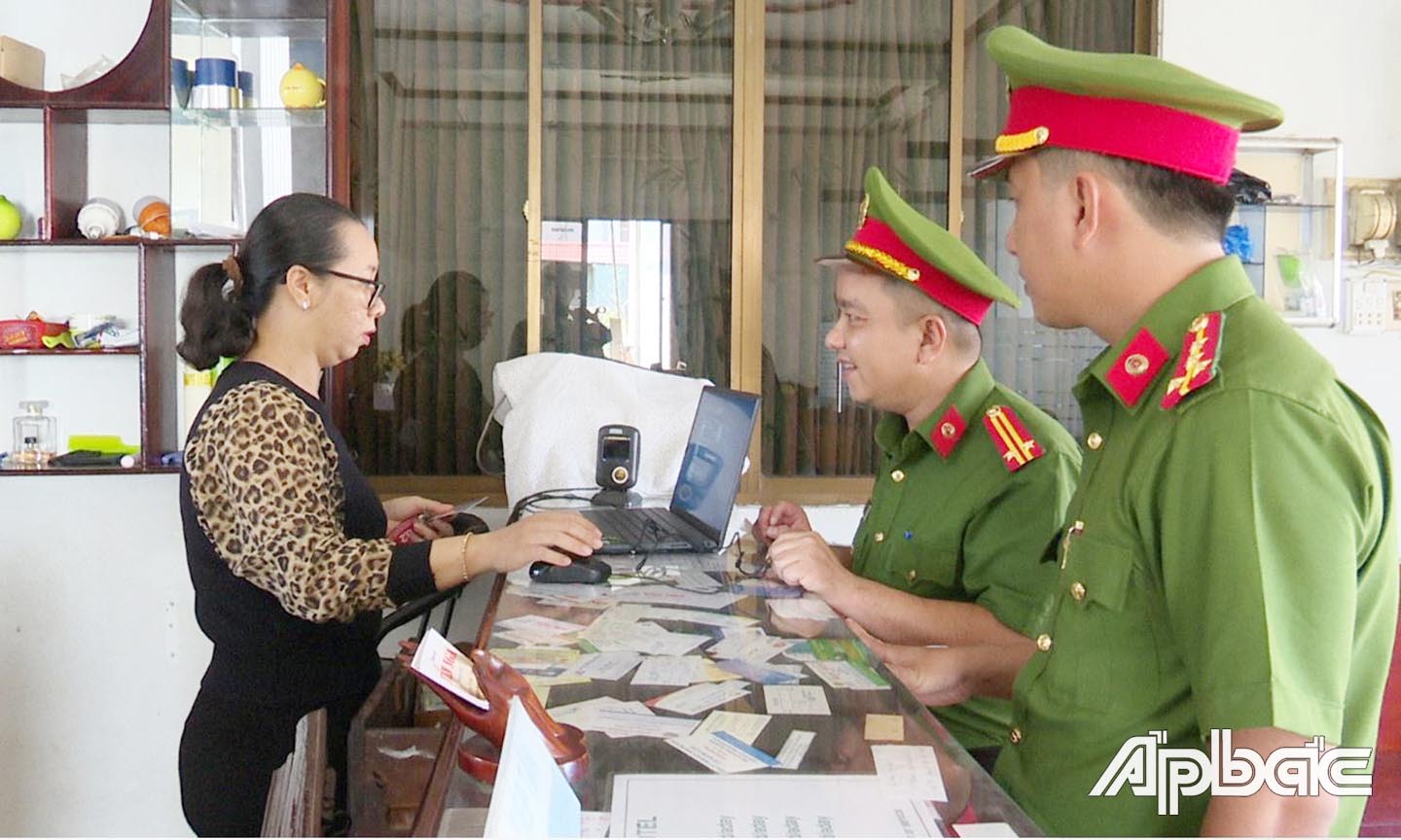 Đội Cảnh sát quản lý hành chính về trật tự xã hội Công an huyện Cái Bè cùng Công an thị trấn Cái Bè tuyên truyền mô hình thông báo lưu trú qua ASM tại các cơ sở cho thuê lưu trú. Ảnh Lê Hoài