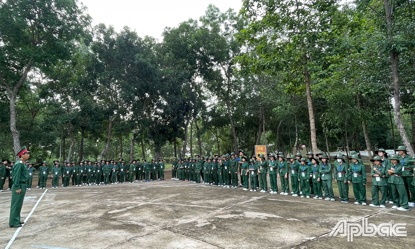 Các hoạt động của các em tại Trung đoàn bộ binh 924.