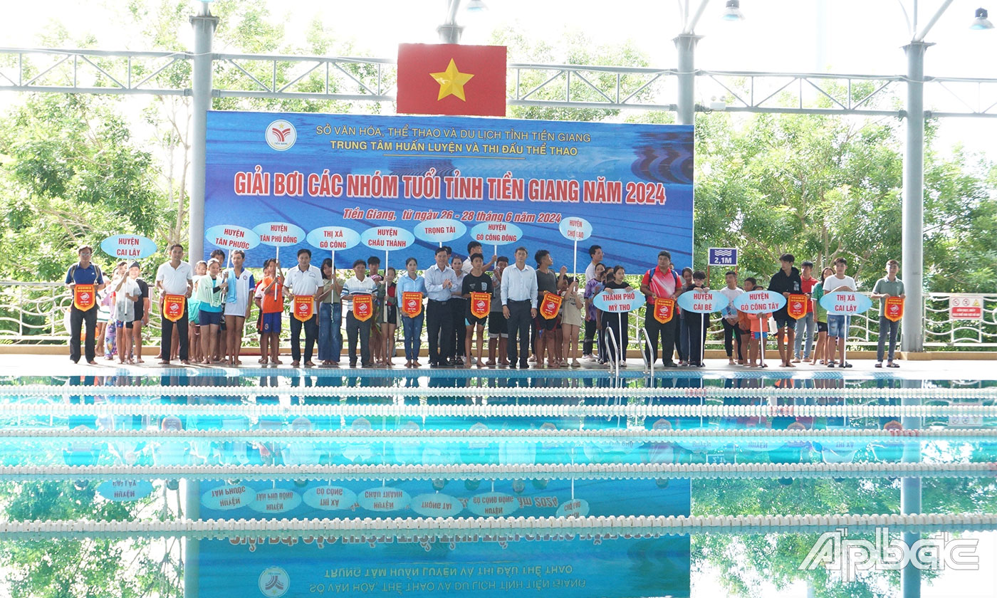 Ban Tổ chức trao Cờ lưu niệm cho các đơn vị tham gia.