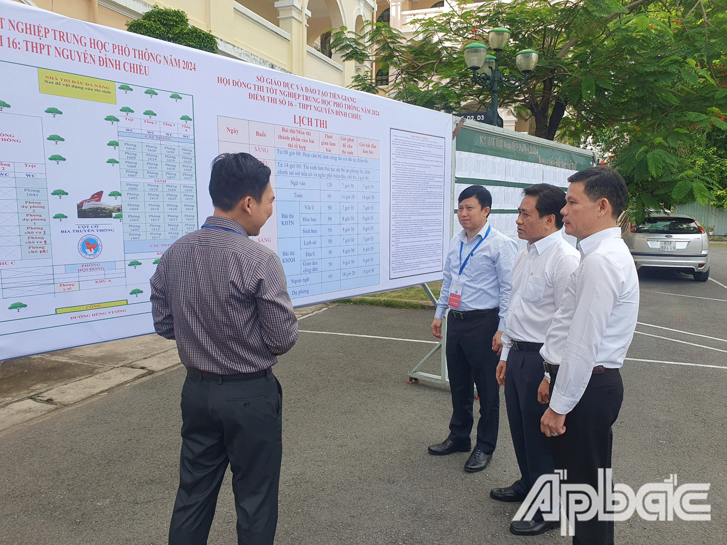 Đồng chí Trần Văn Dũng kiểm tra công tác thi tốt nghiệp THPT năm 2024 tại điểm thi Trường THPT Nguyễn Đình Chiểu. 
