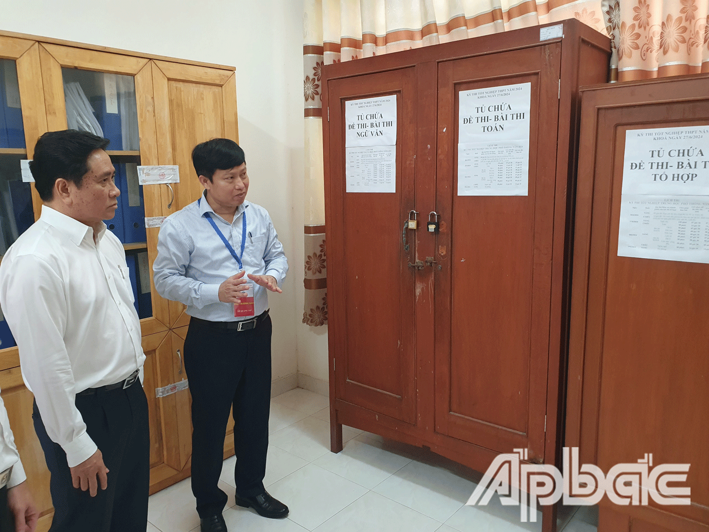 Đồng chí Trần Văn Dũng kiểm tra công tác thi tốt nghiệp THPT năm 2024 tại điểm thi Trường THPT  Tân Hiệp. 