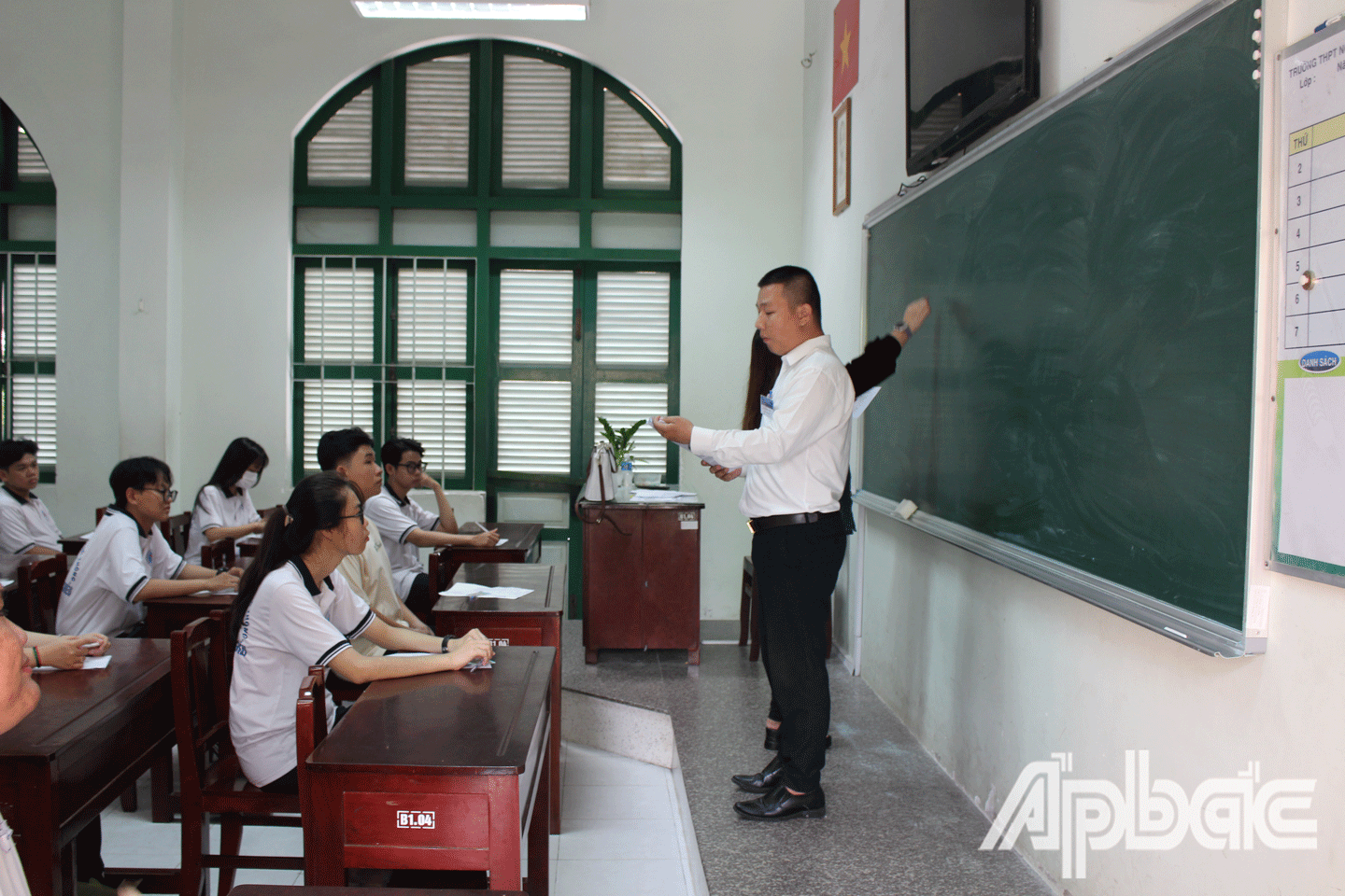 Giám thị sinhh hoạt quy chế thi cho thí sinh. 