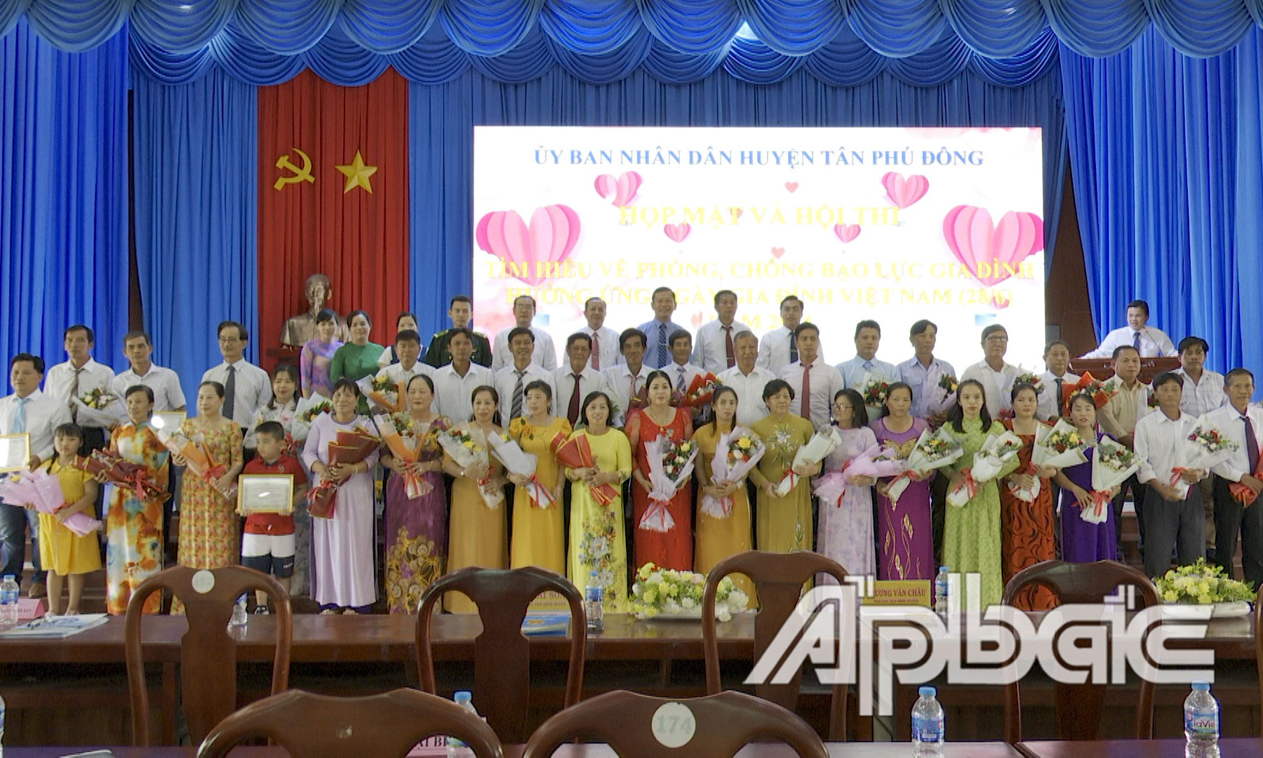 Các đại biểu chụp hình lưu niệm.