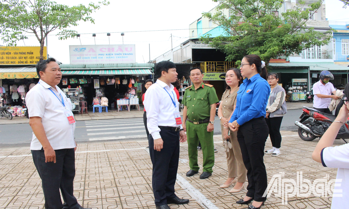 Thăm hỏi, động viên lực lượng tình nguyện tham gia tiếp sức mùa thi. 