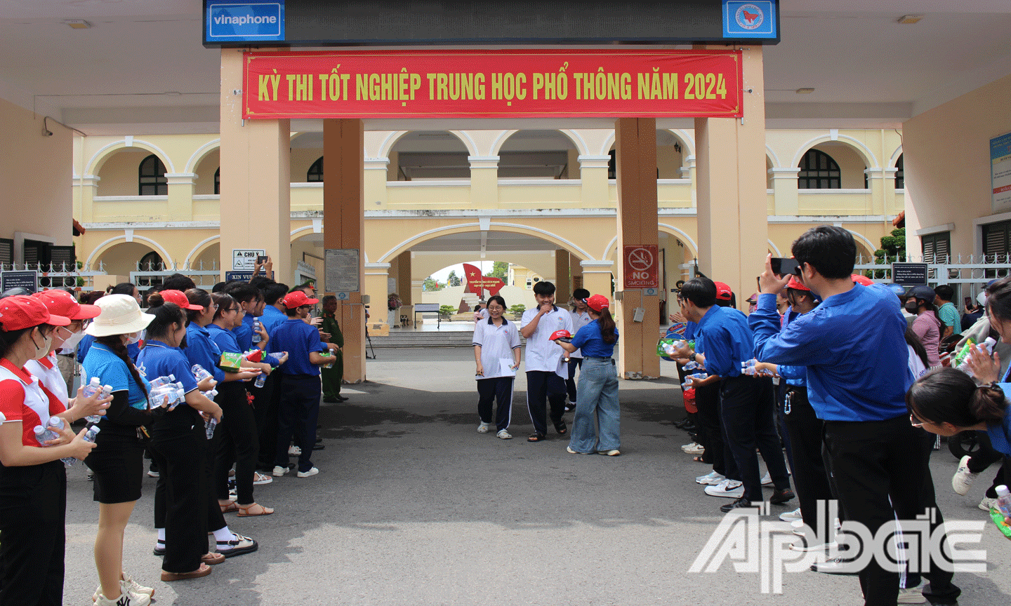 Lực lượng tình nguyện viên tiếp sức mùa thi đón những thí sinh đầu tiên rời trường thi sau khi kết thúc 120 phút làm bài môn Ngữ văn. 
