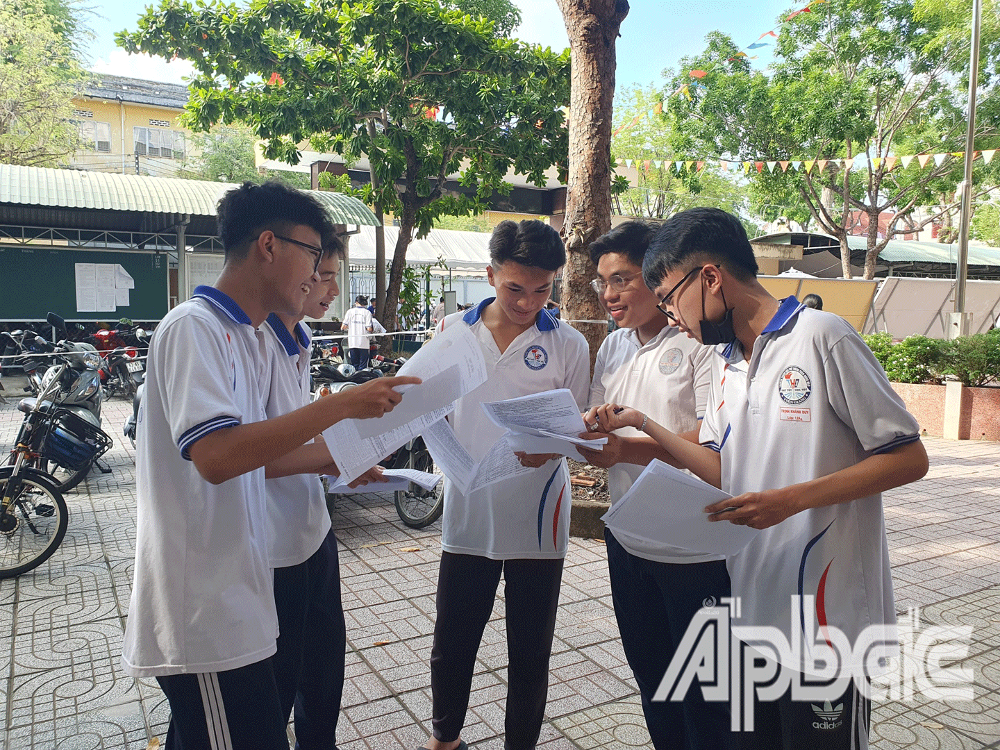Thí sinh trao đổi sau giờ làm bài. 