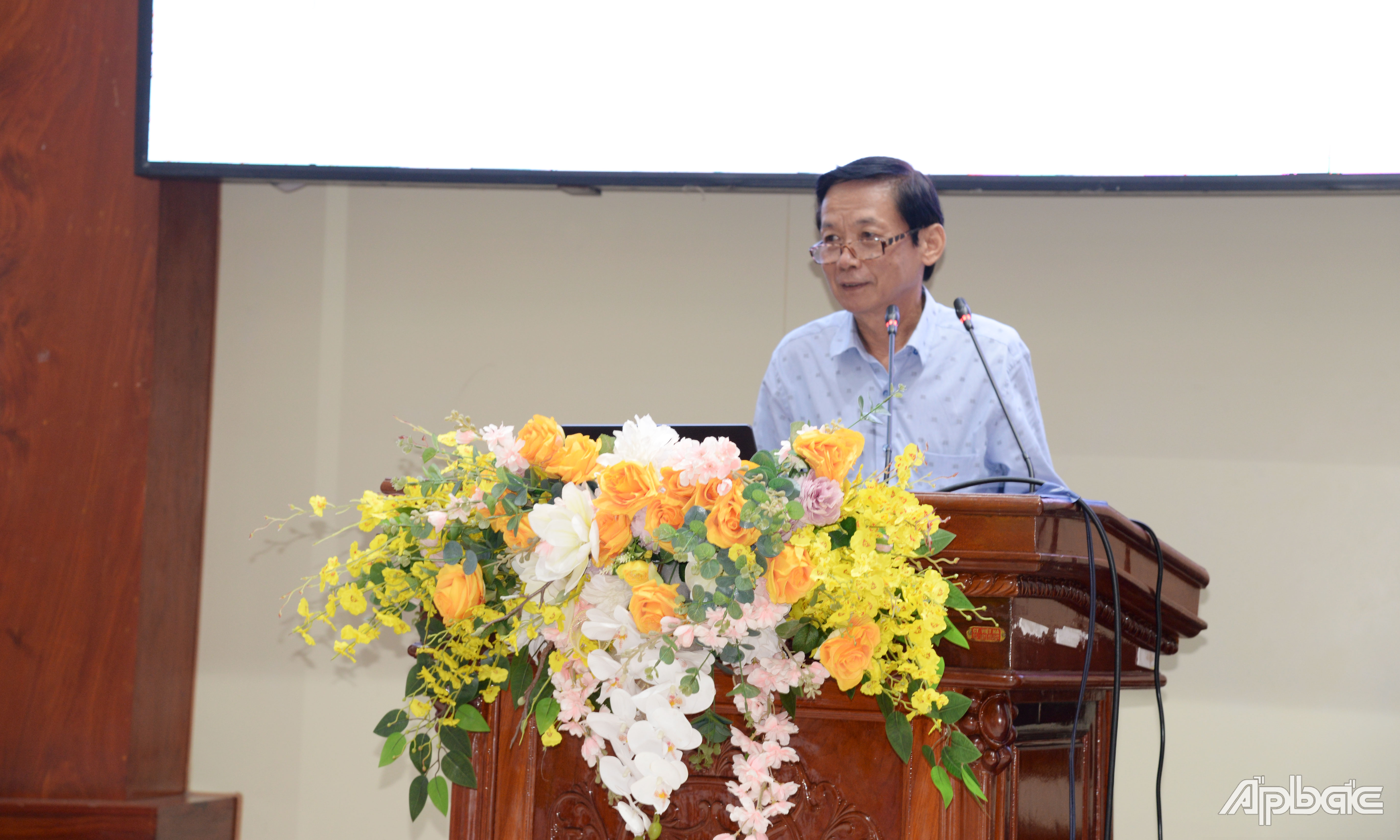 Các đại biểu trình bày tham luận tại hội thảo.