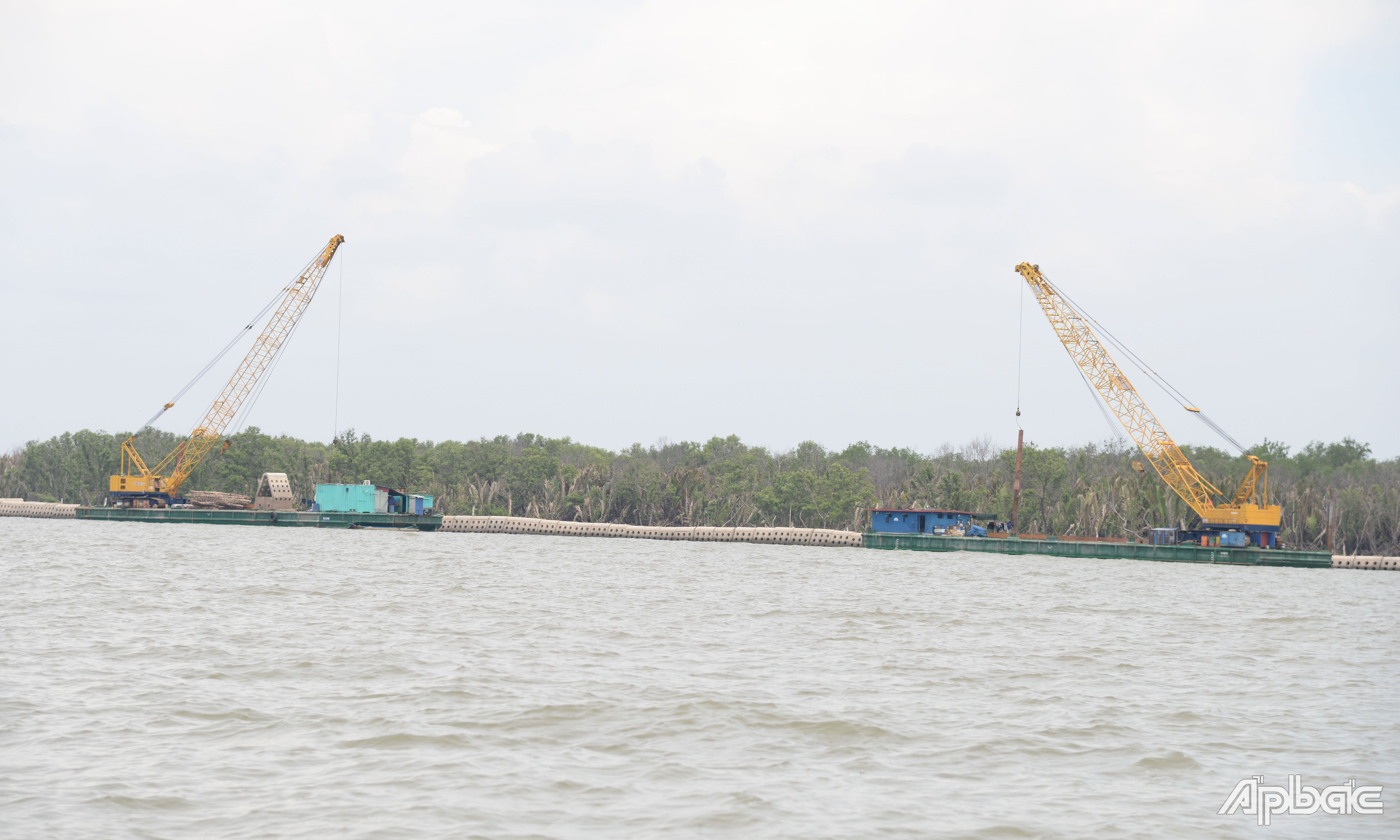 Các nhà thầu tập trung đẩy nhanh tiến độ thi công các gói thầu.