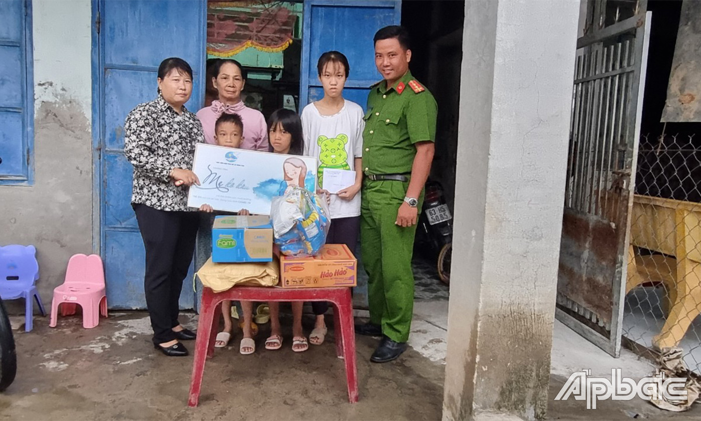 Công an xã Binh Tân cùng Hội LHPN xã đến thăm hỏi, động viên trao quà cho các em học sinh 
