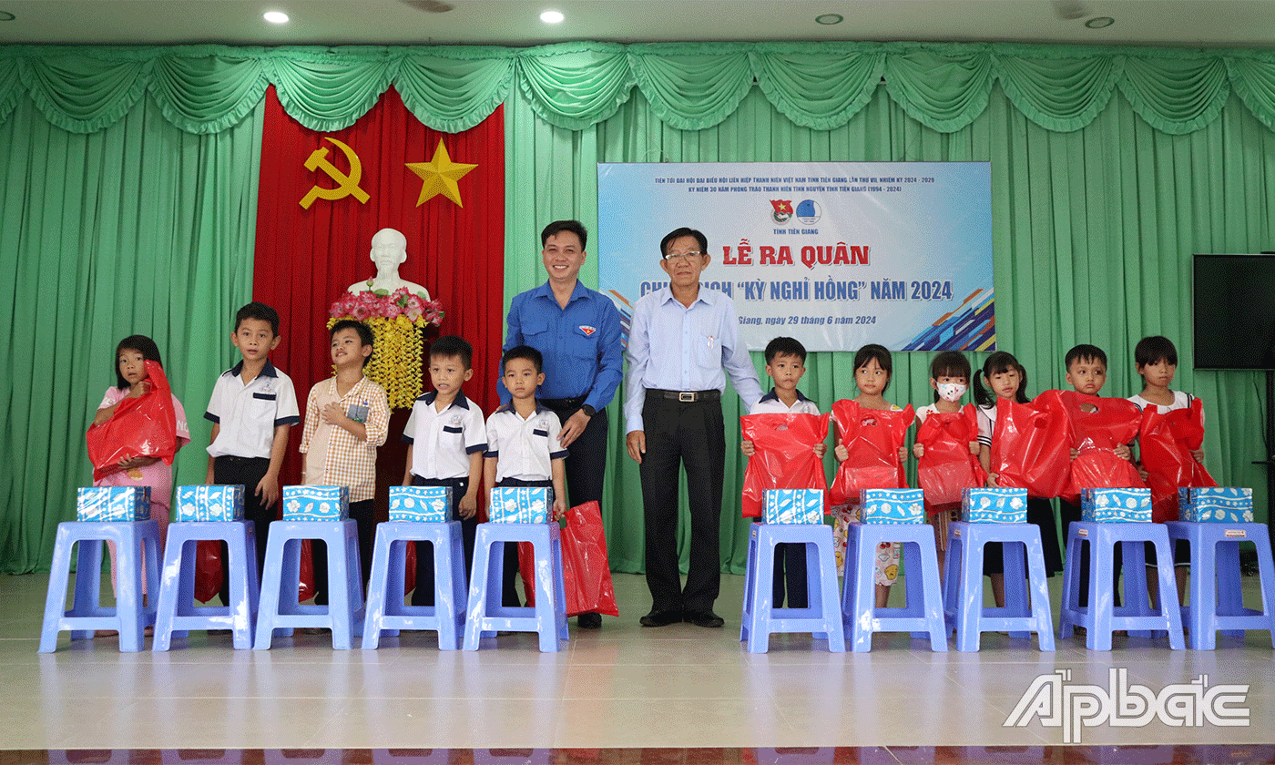Trao quà cho học sinh.