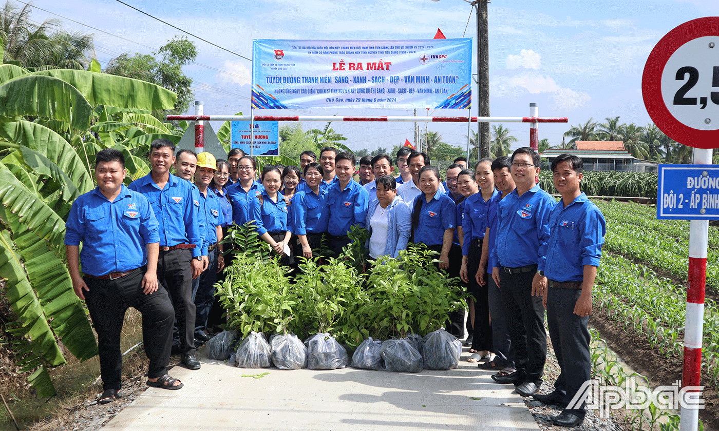 Thực hiện các công trình thanh niên.