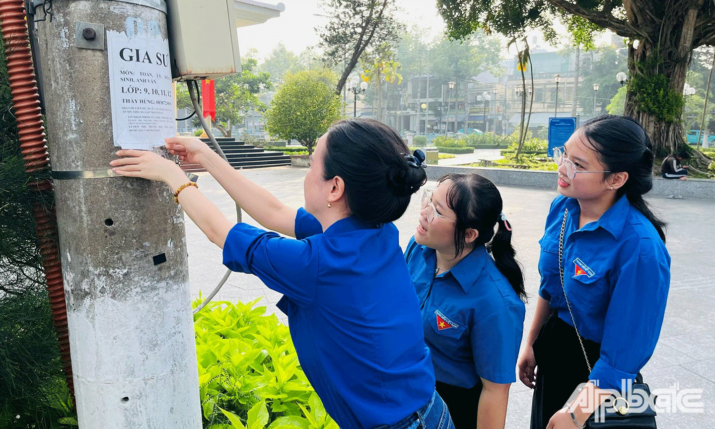 Thanh niên tham gia xóa biển quảng cáo rao vặt sai quy định