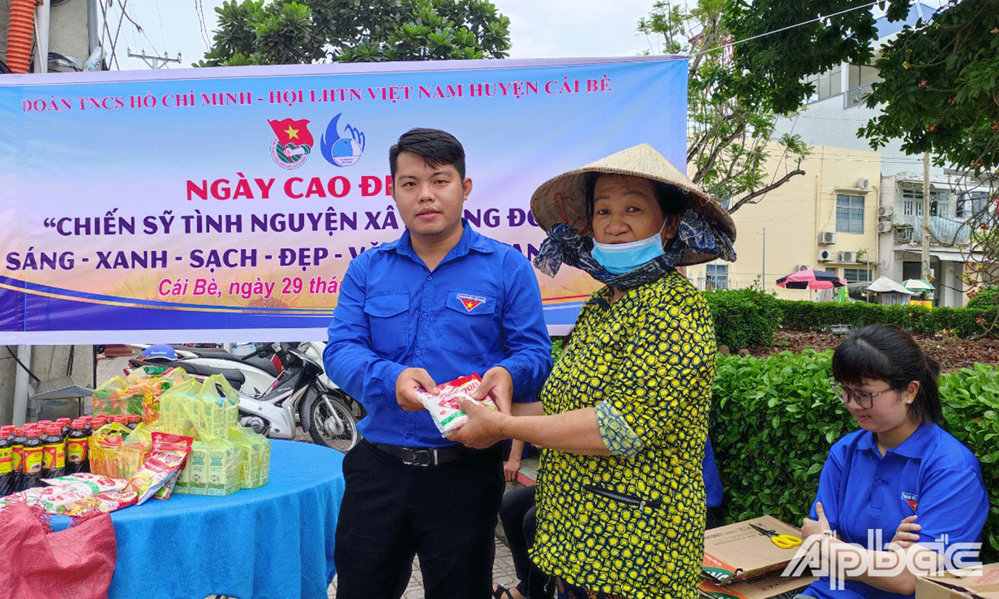tổ chức thu gom rác thải nhựa đổi lấy nhu yếu phẩm 