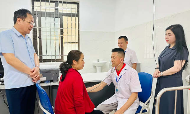 Cán bộ y tế xã Phiêng Khoài, huyện Yên Châu, tỉnh Sơn La khám bệnh cho người dân trong xã. (Ảnh TRUNG HIẾU)
