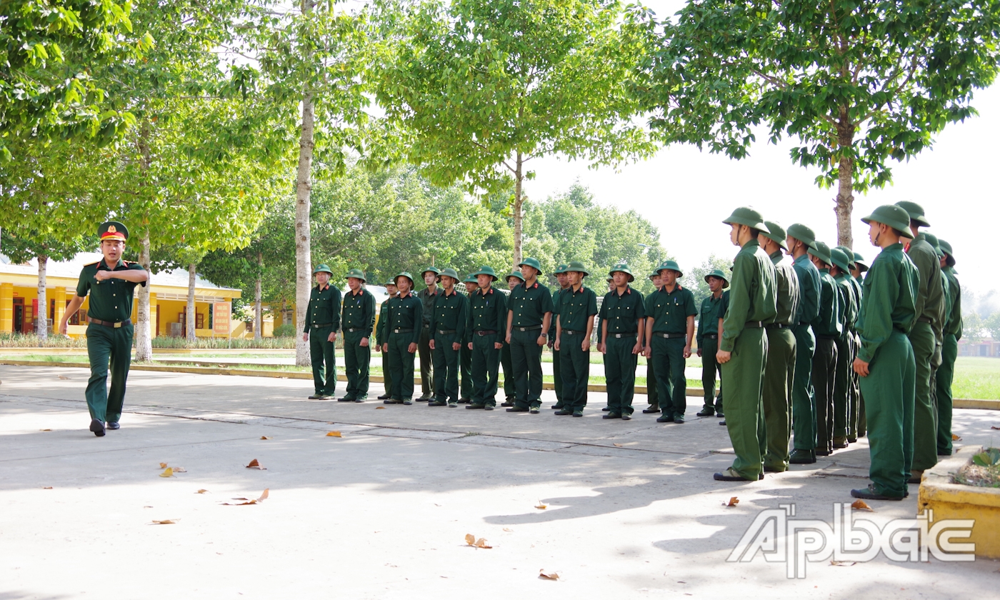Cán bộ khung A lên lớp điều lệnh đội ngũ tay không cho QNDB.