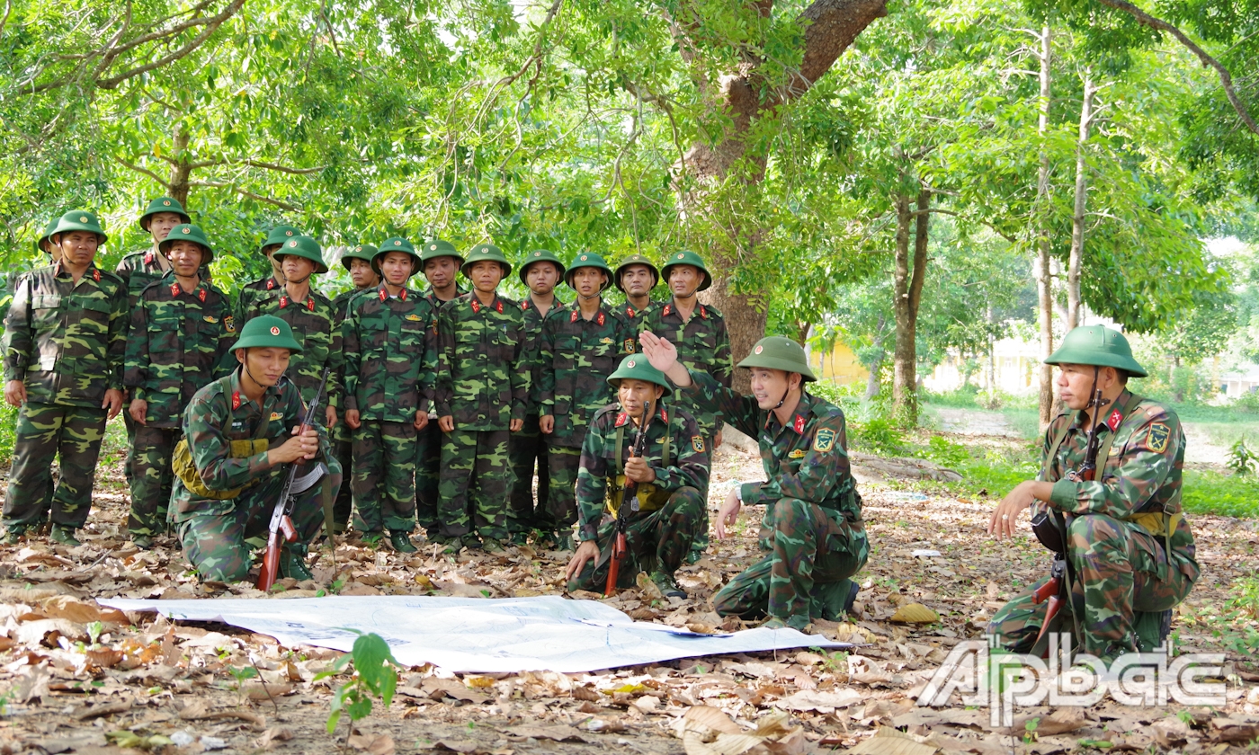 Cán bộ khung A giới thiệu địa hình làm công tác tổ chức chuẩn bị chiến đấu.