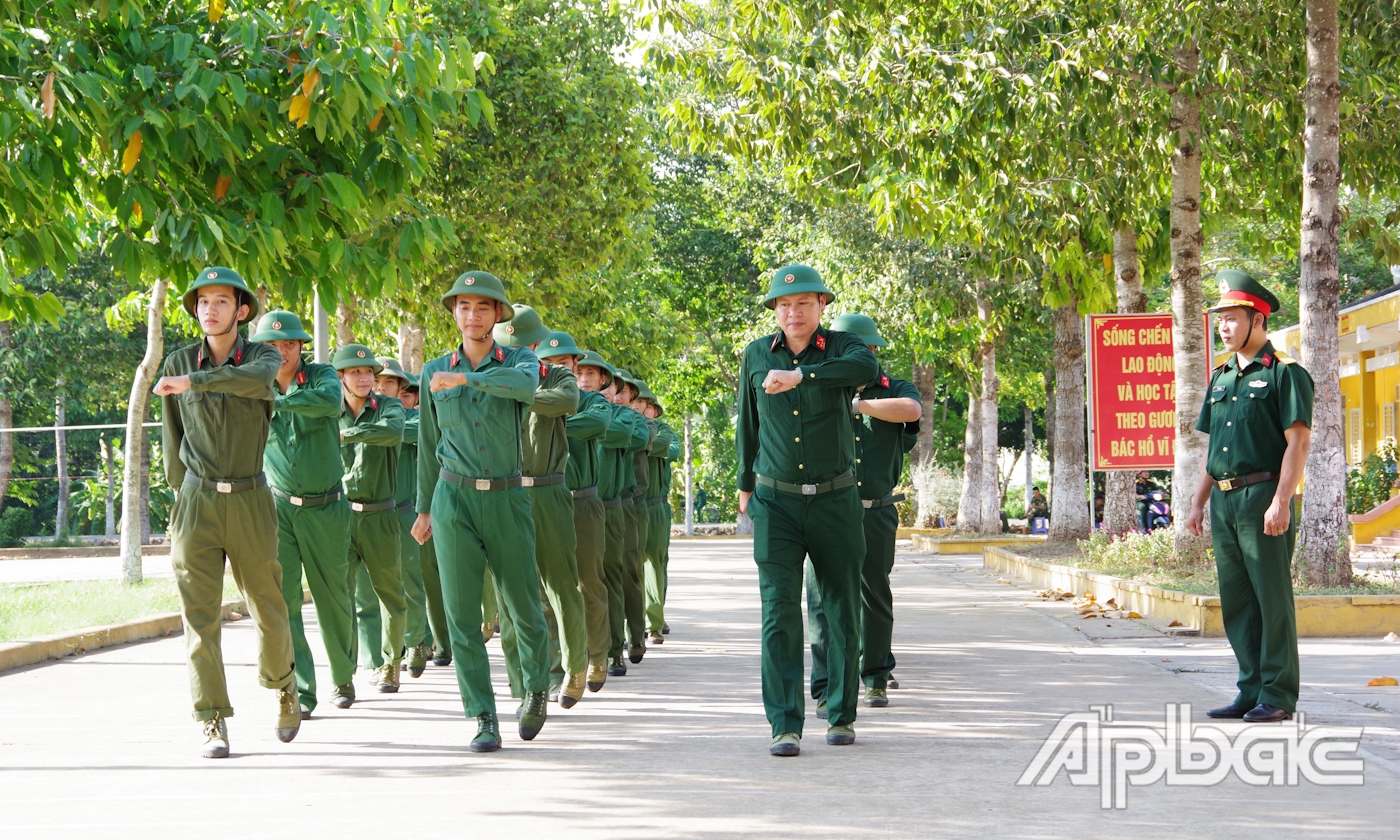 QNDB ôn luyện điều lệnh đội ngũ tay không.