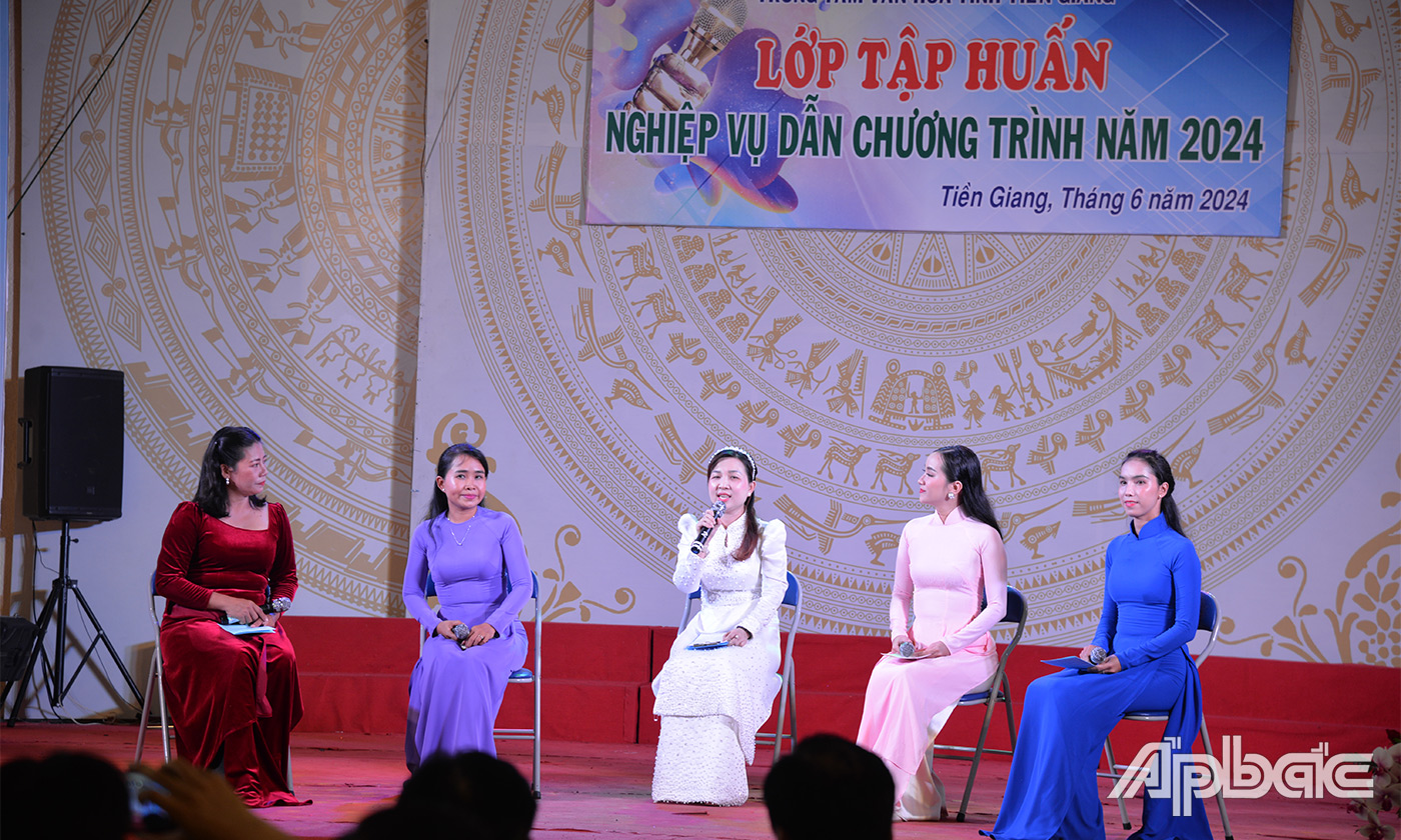 Học viên chia sẻ những kiến thức học được từ lớp tập huấn