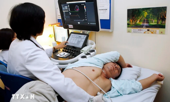 Bệnh nhân đến khám tại Bệnh viện Tim Hà Nội. (Ảnh: Dương Ngọc/TTXVN)
