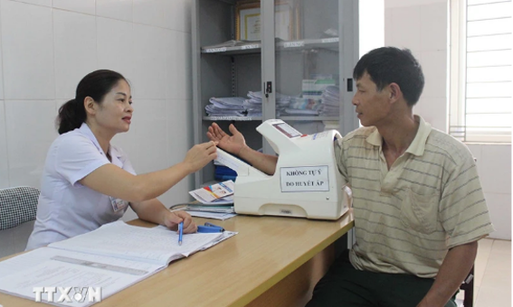 Bệnh nhận đến khám về các vấn đề huyết áp tại Bệnh viện đa khoa tỉnh Vĩnh Phúc. (Ảnh: Nguyễn Thảo/TTXVN)