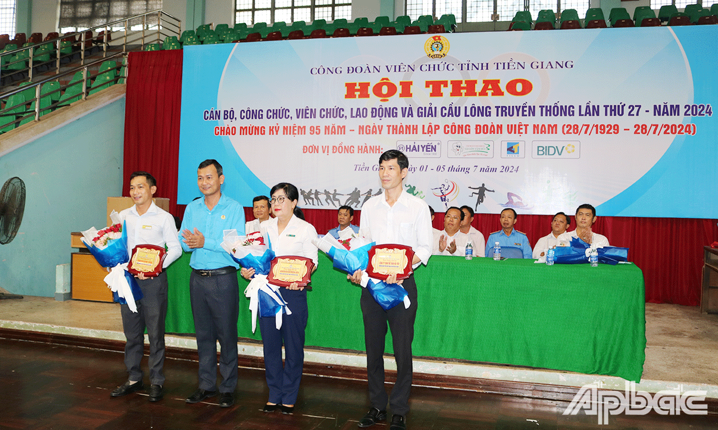 Phó Chủ tịch Thường trực Liên đoàn Lao động tỉnh Tiền Giang, Chủ tịch CĐVC tỉnh Hoàng Khắc Tinh tặng hoa các đơn vị tài trợ