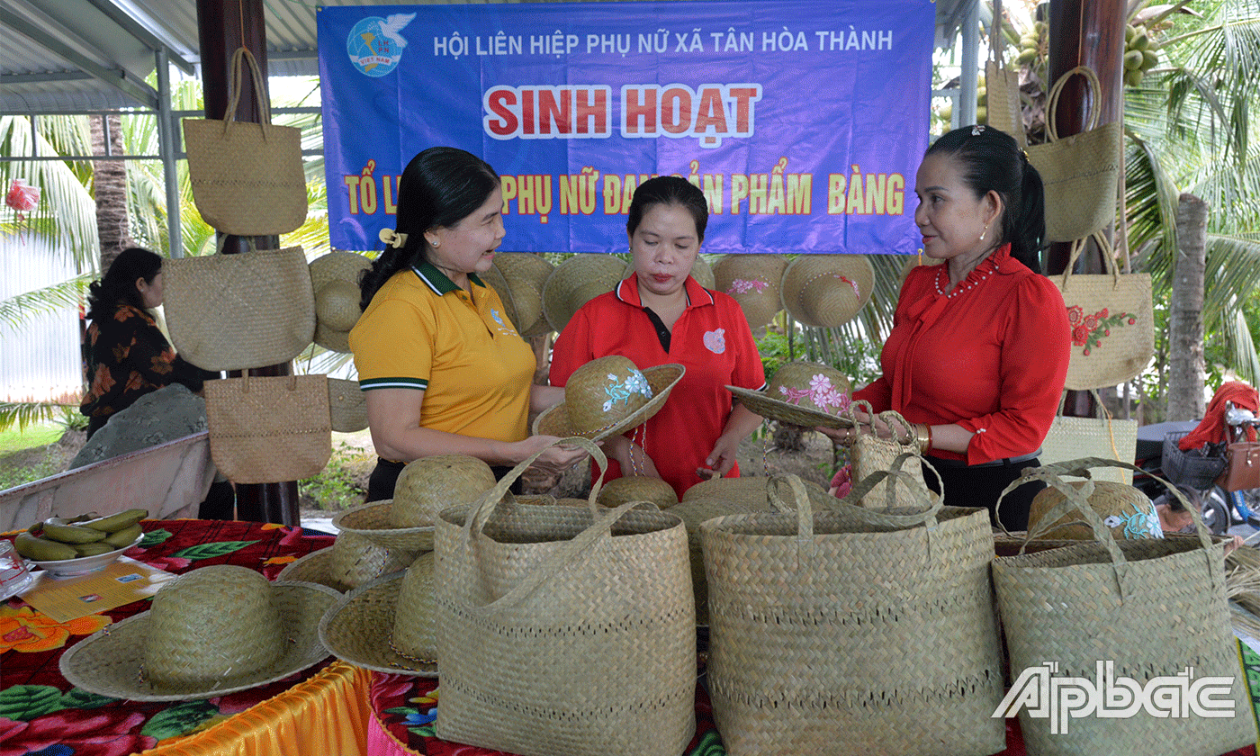 Các chị em đã “thổi hồn” để cho ra những chiếc túi với kiểu dáng mới, lạ.