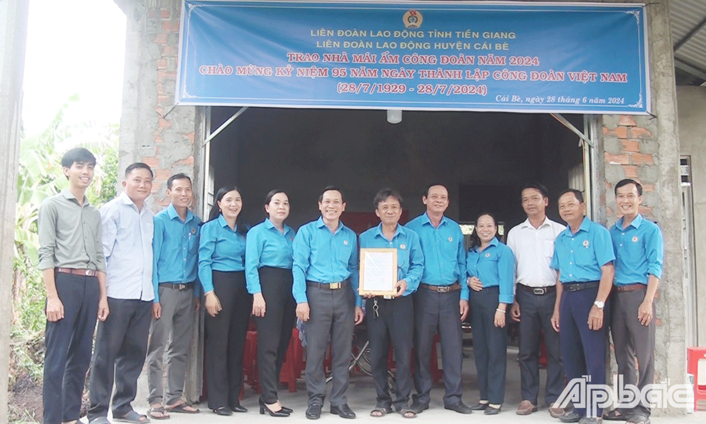 Lễ trao nhà Mái ấm Công đoàn cho gia đình Công đoàn viên Huỳnh Hữu An (ngụ tổ 3, ấp Mỹ Quới) 