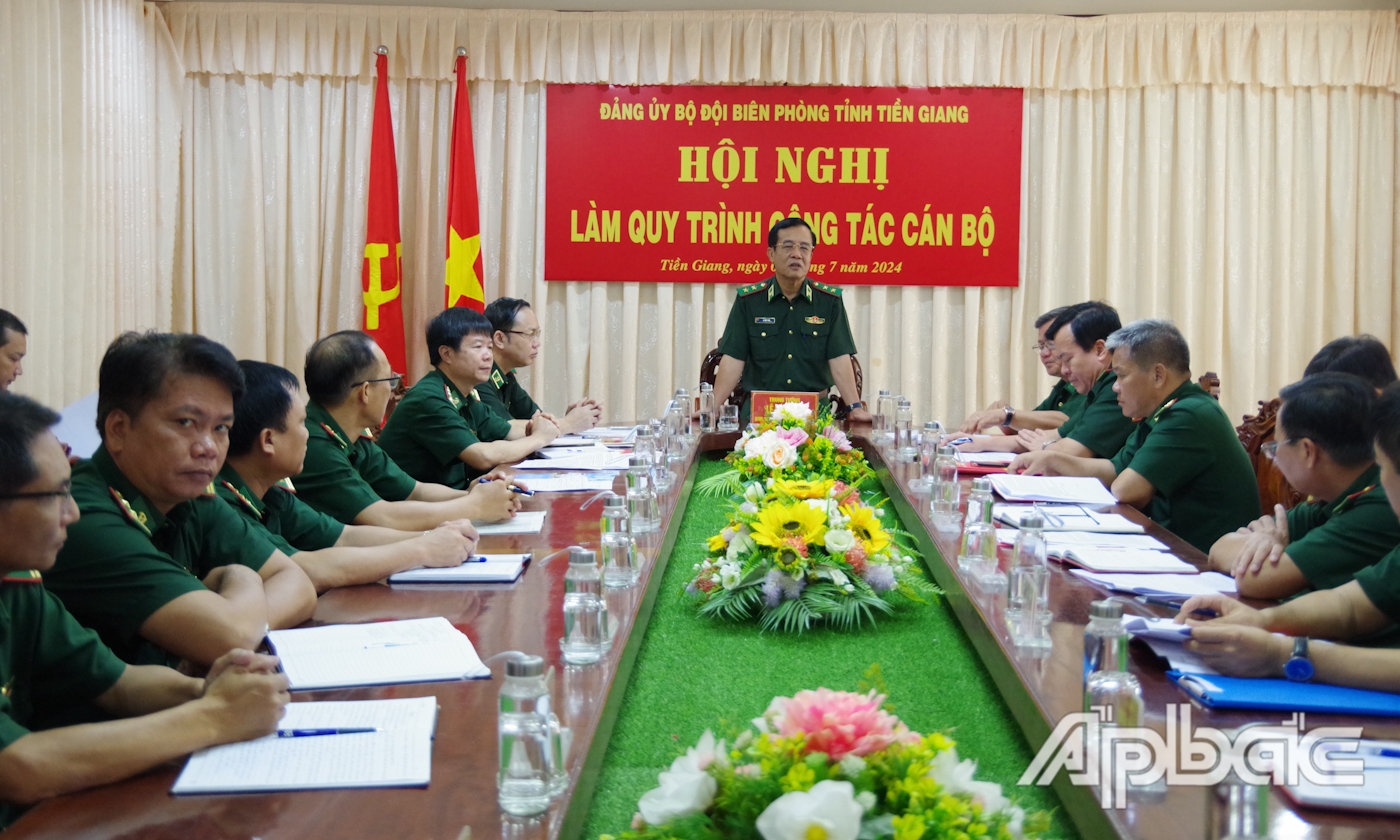 Trung tướng Lê Đức Thái phát biểu tại buổi làm việc với Ban Chấp hành Đảng ủy BĐBP Tiền Giang. 