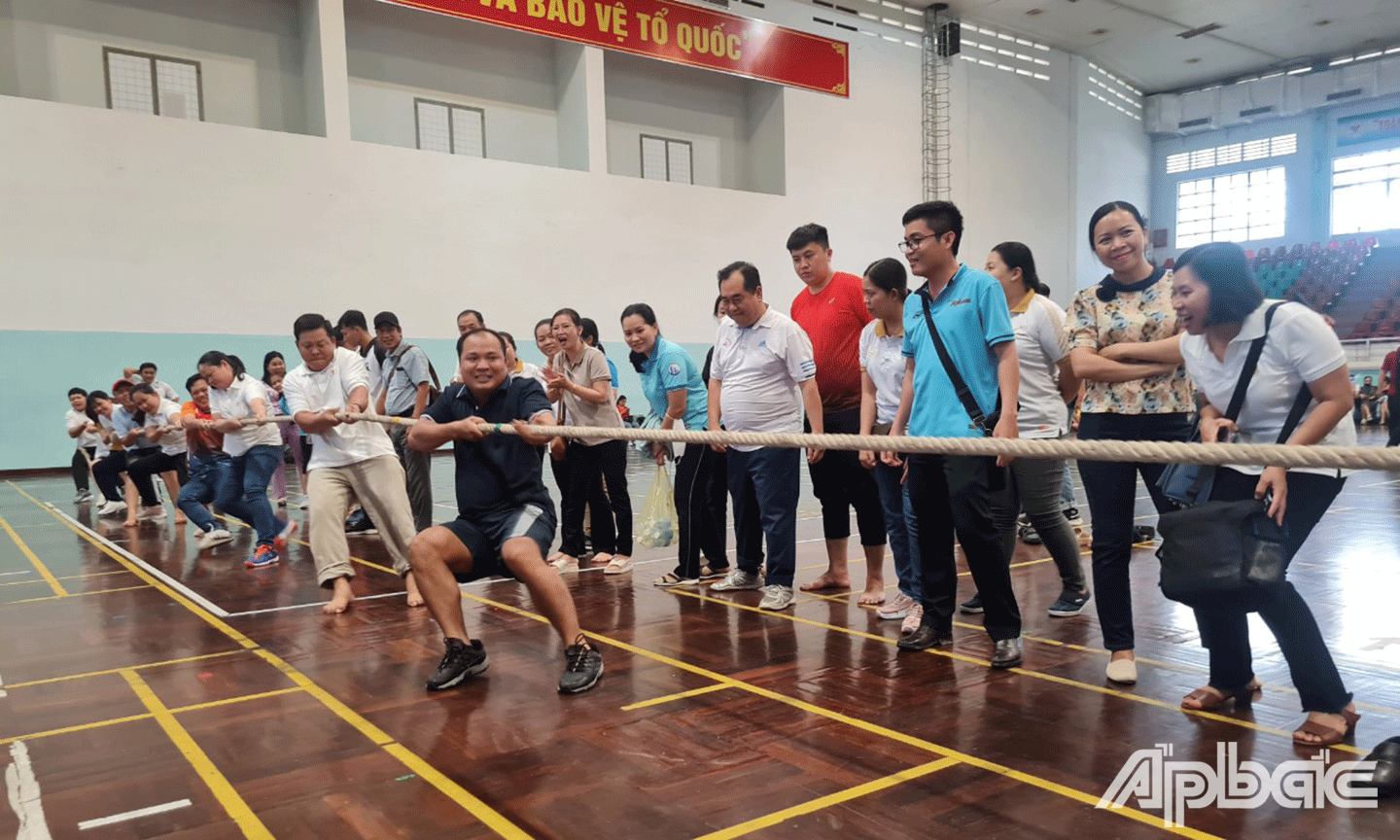 Vận động viên tham gia thi đấu môn kéo co
