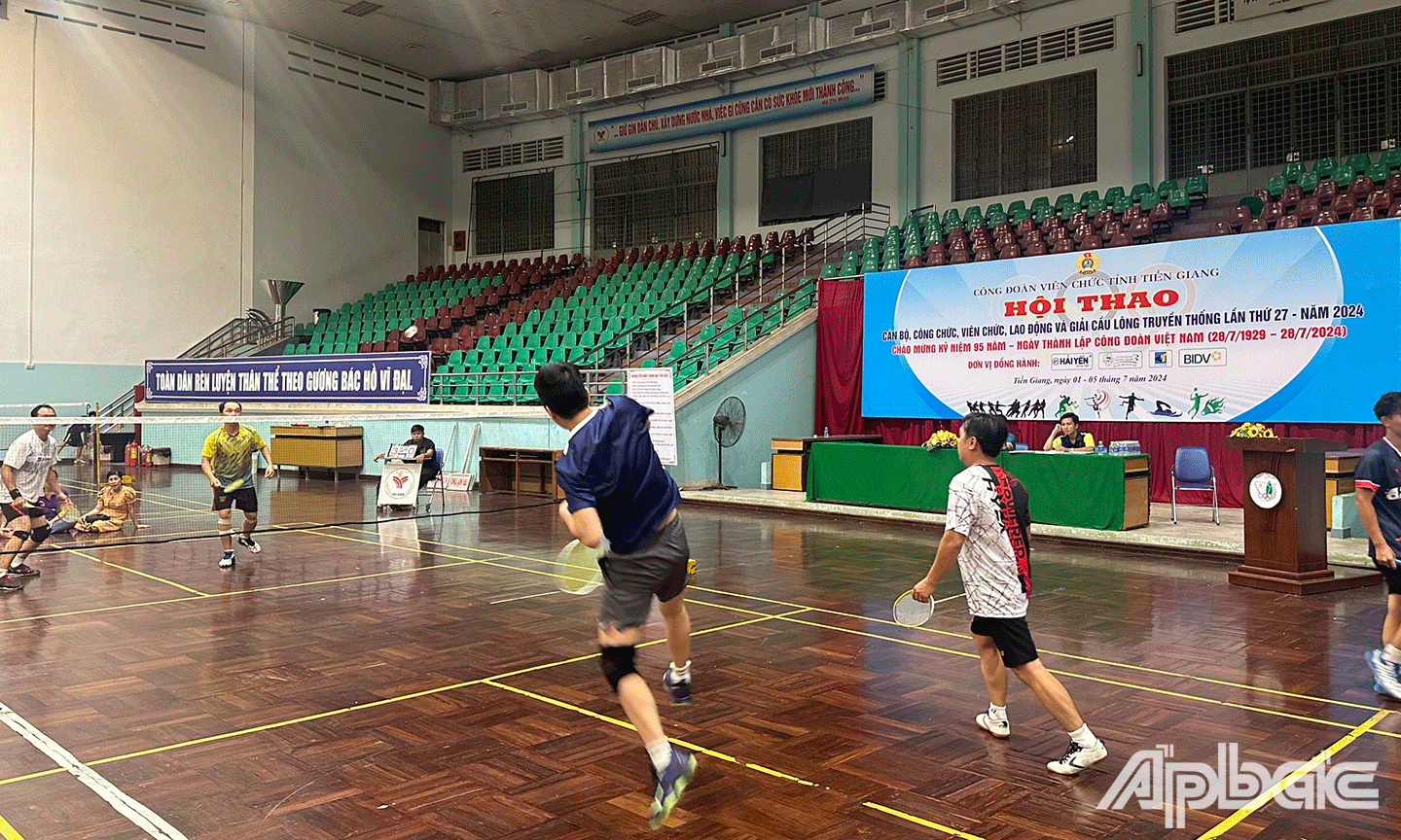 Vận động viên tham gia tranh tài ở môn cầu lông