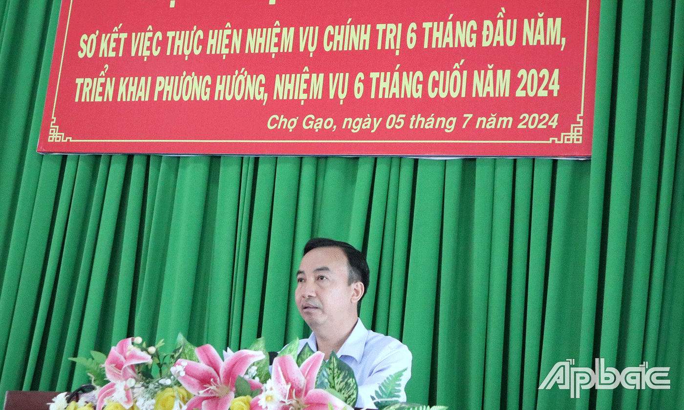 Chủ tịch UBND huyện Phạm Hùng Vinh phát biểu tại hội nghị.