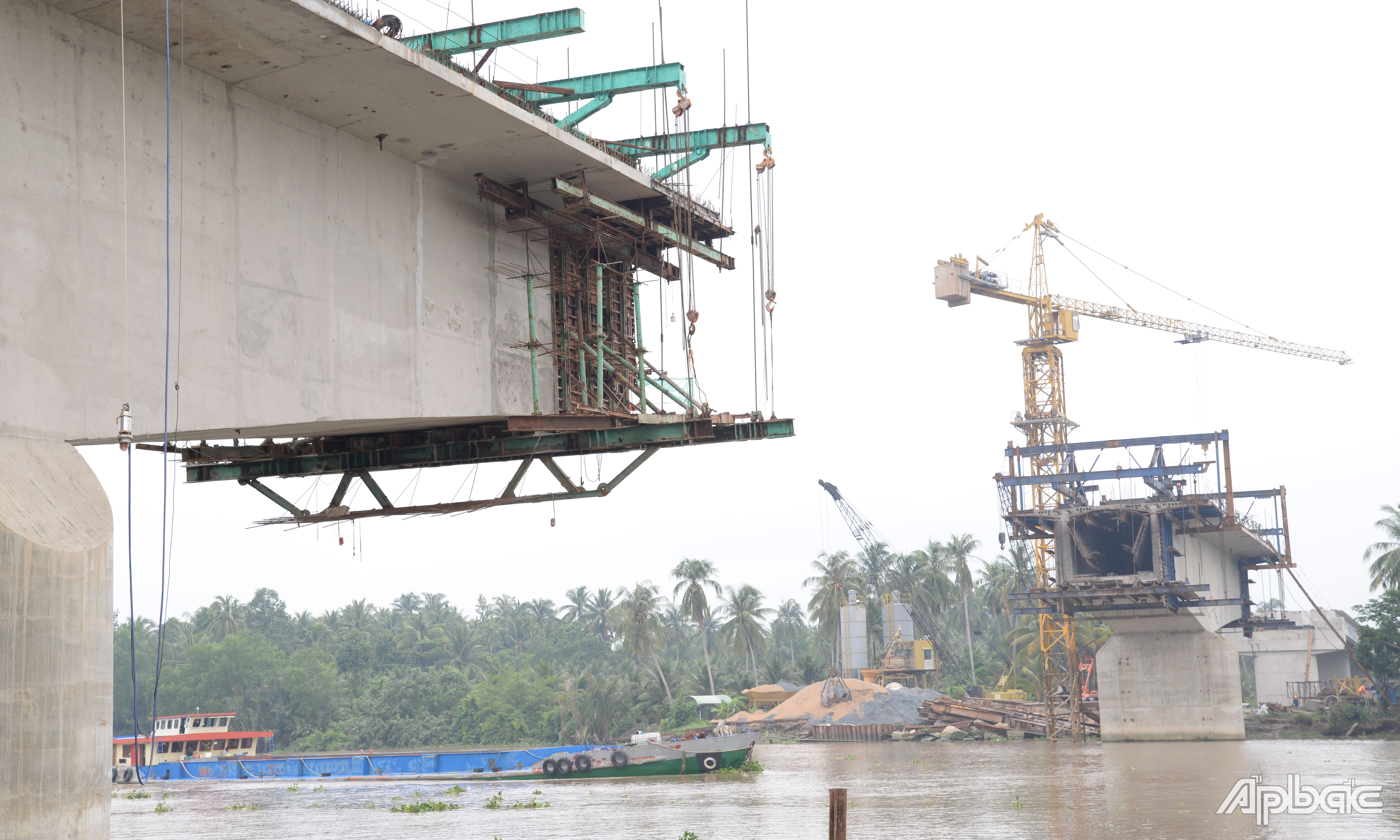 Khối lượng thi công gói thầu thi công cầu Chợ Gạo và đường vào cầu hiện đạt hơn 71%, sẽ hoàn thành trong tháng 10-2024.