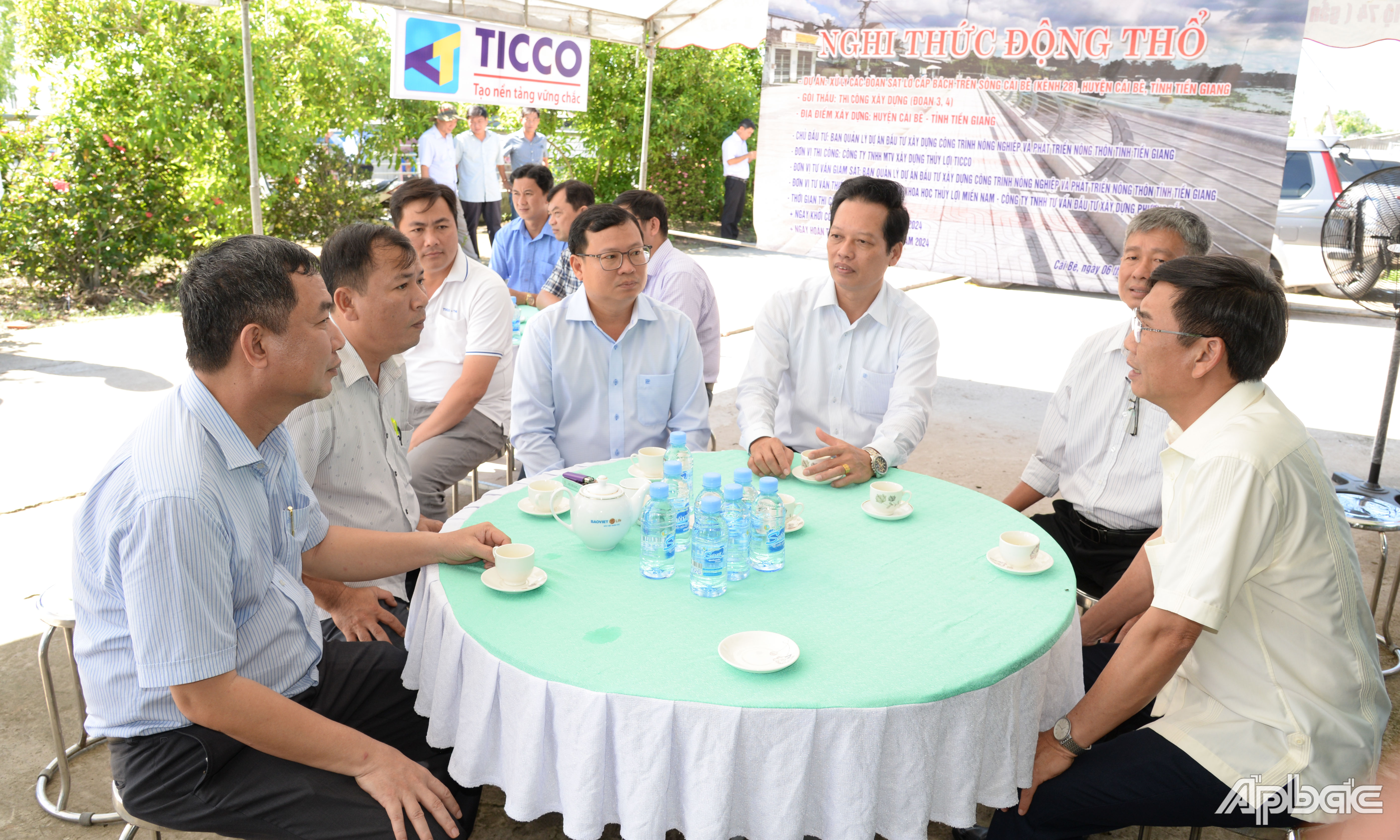 Các đại biểu tham dự nghi thức động thổ.