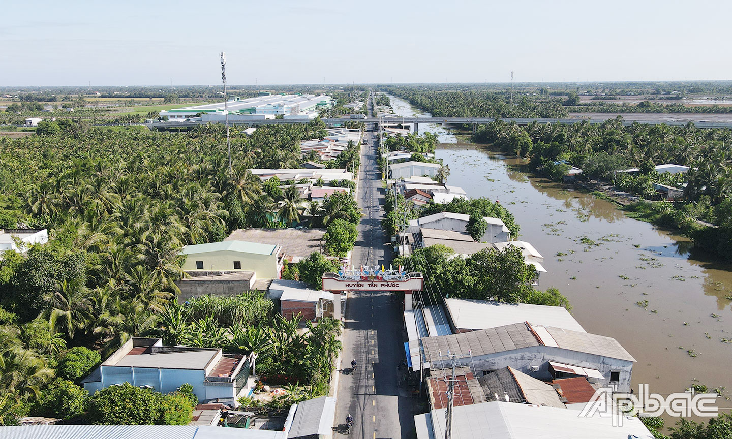 Cơ sở hạ tầng được huyện Tân Phước hoàn thiện trong quá trình xây dựng NTM.  Ảnh: THỨC - THẮNG