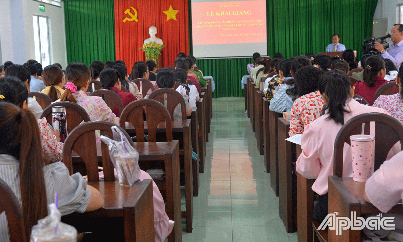 Phó Hiệu trưởng Trường Chính trị tỉnh Nguyễn Văn Sơn phát biểu khai giảng lớp bồi dưỡng.